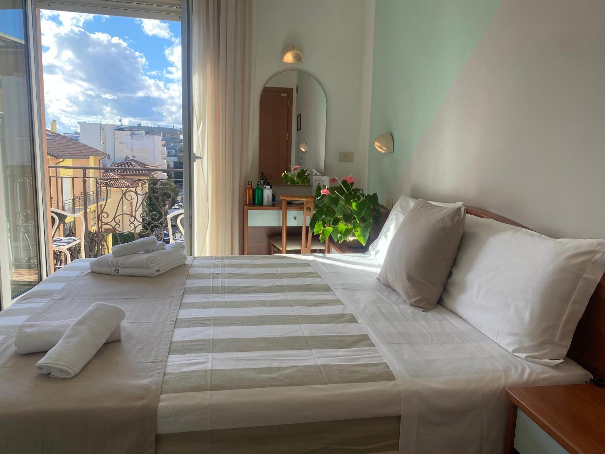 Hotel Villa Caterina Rimini Ngoại thất bức ảnh